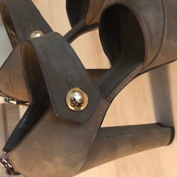 Pair of Louis Vuitton’s size 38 - Picture 4 of 6